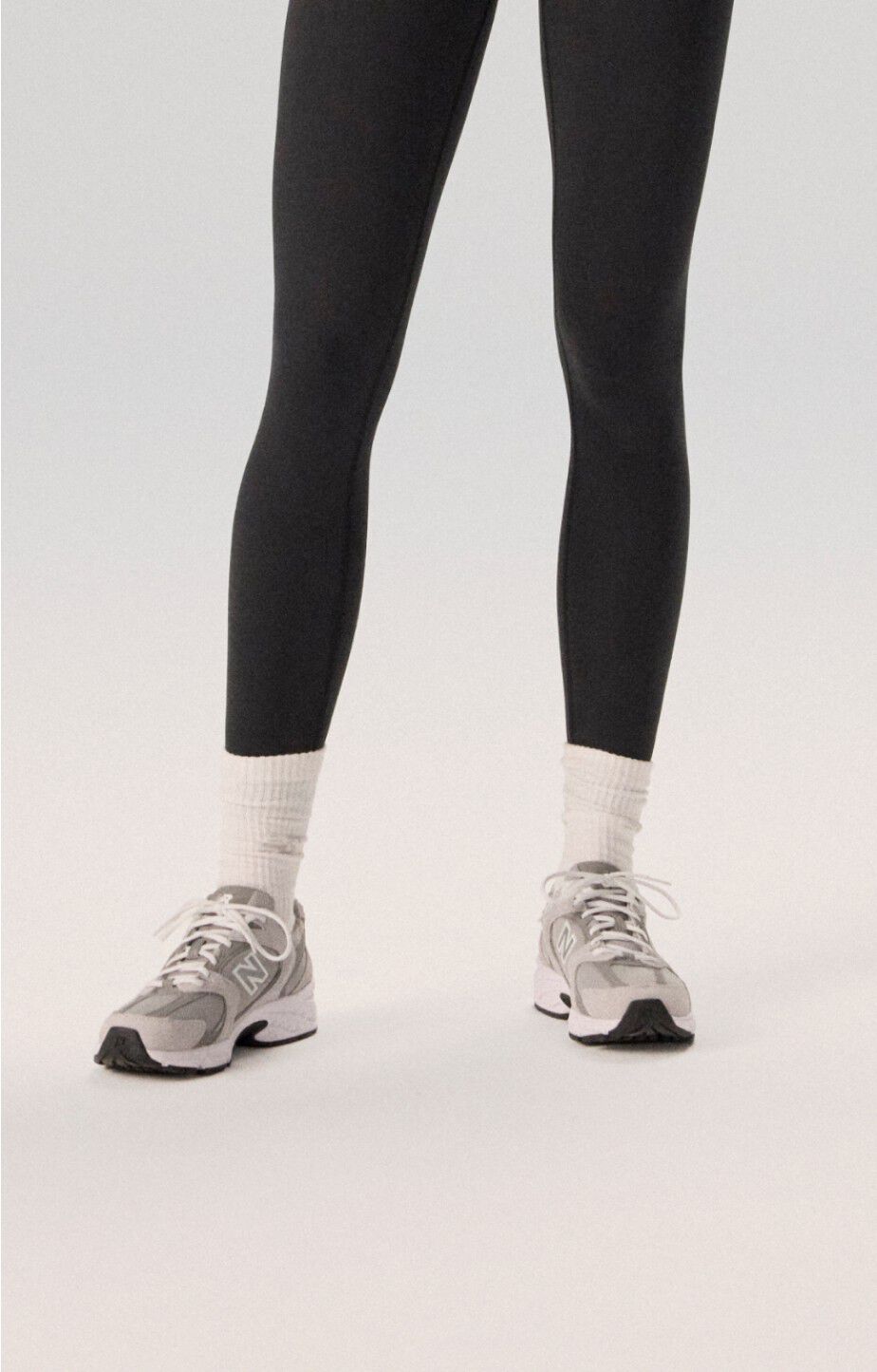 woman wearing new balance 530 sneakers