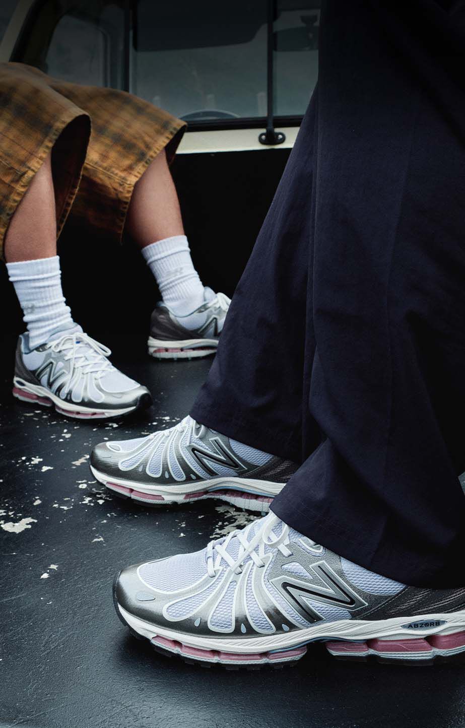 Close up knee down on figure shot of the Abzorb 1890 