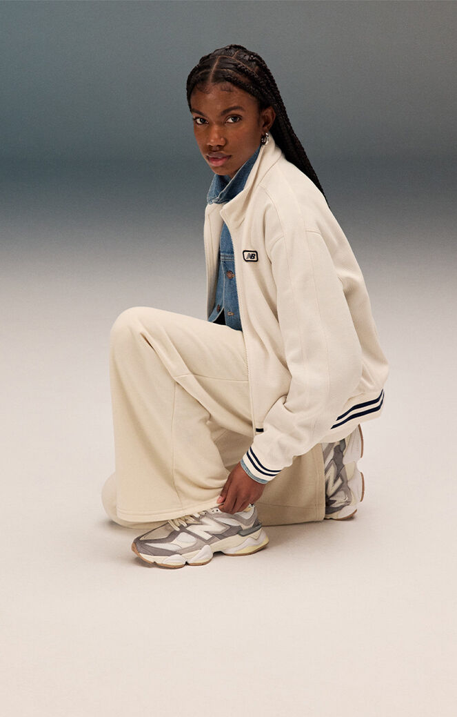 Kneeling girl wearing the 9060