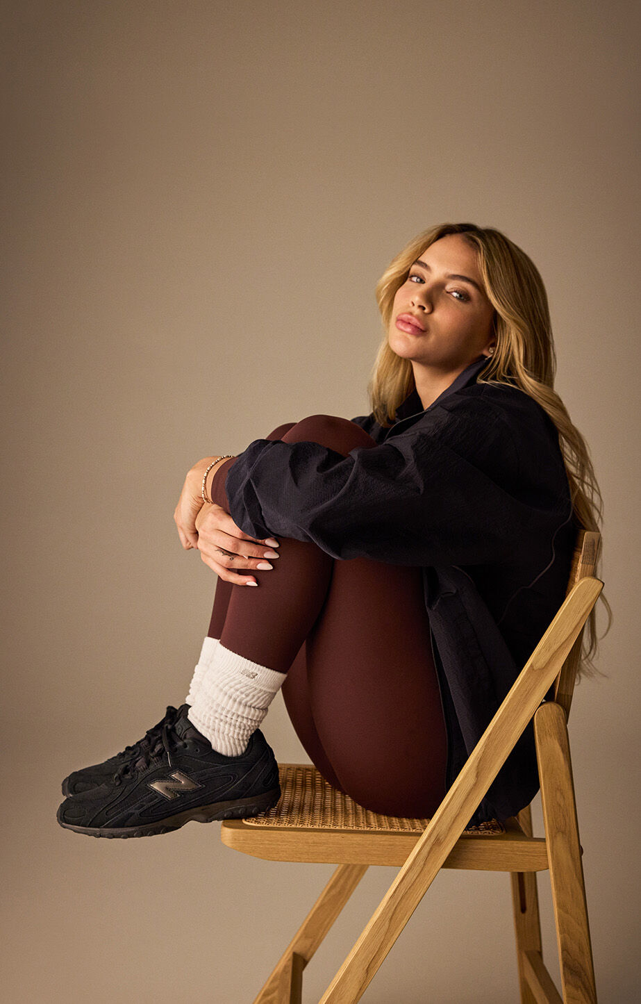 Gabriely wearing the new black 204L sneakers 